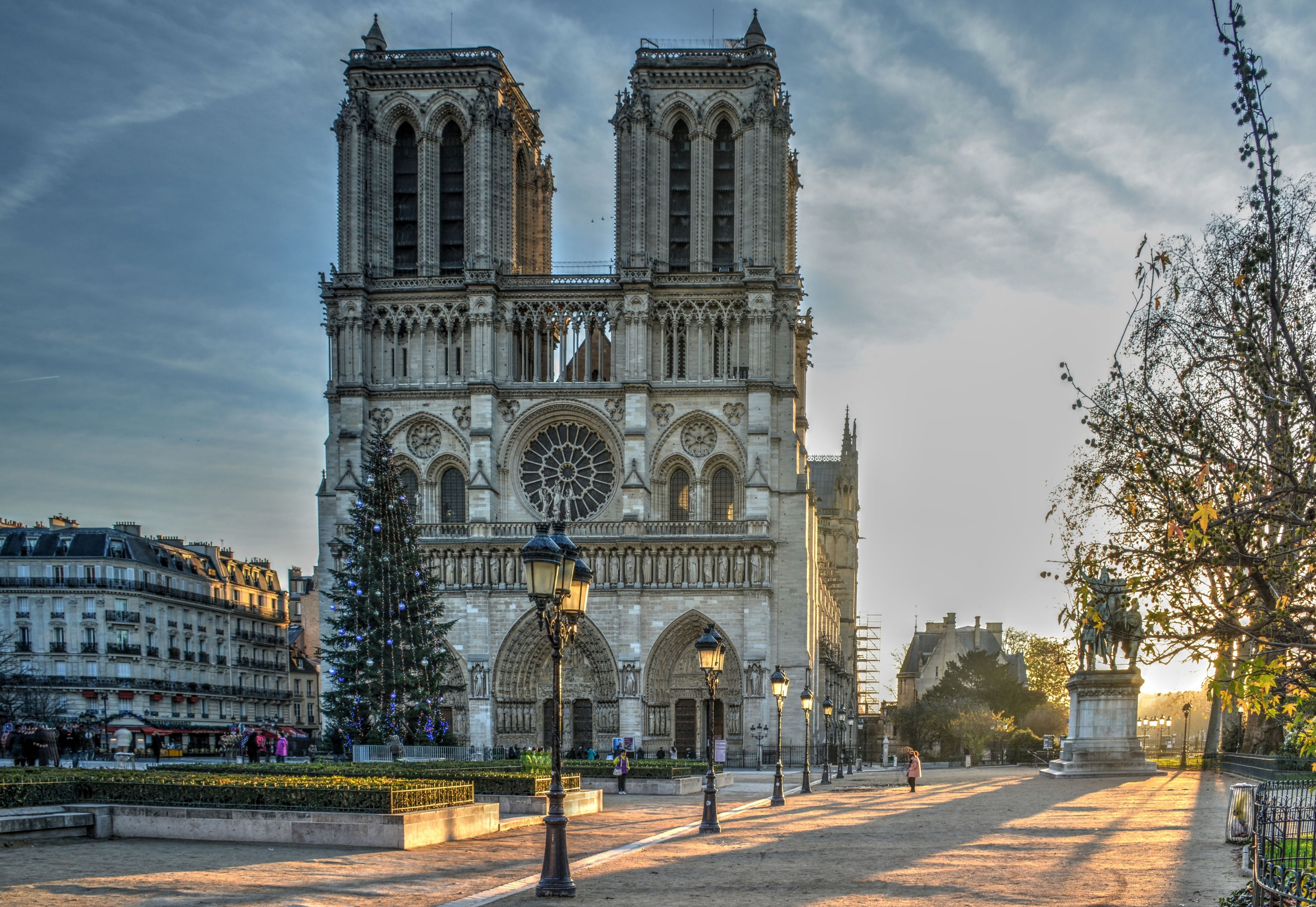 Notre-Dame Outdoor, Crypt & Conciergerie — Private Tour
